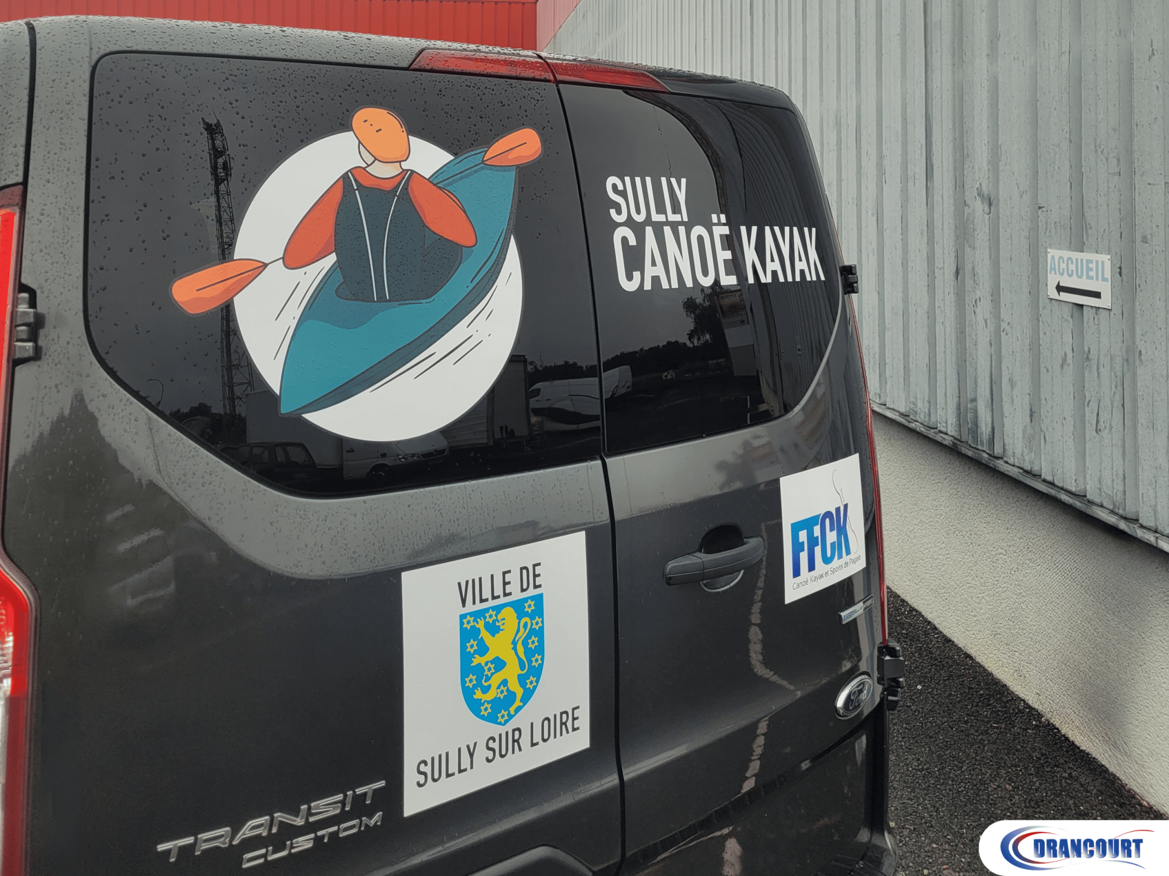 Lettrage et impression numérique sur vinyle adhésif posé sur véhicule du club Canoë Kayak de Sully-sur-Loire